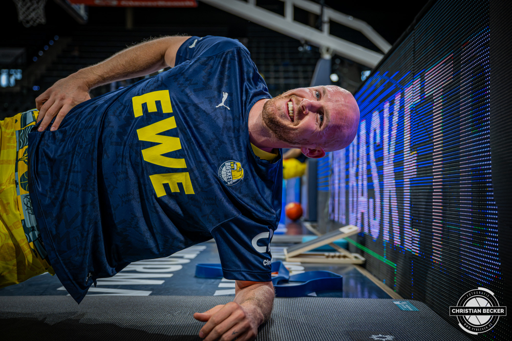 1. Basketball Bundesliga, easyCredit BBL, Saison 2026/2027, Herren, Hauptrunde, 3. Spieltag, 27.09.2026, EWE Baskets Oldenburg - Veolia Towers Hamburg
Seth Hinrichs (#21 - EWE Baskets Oldenburg) vor der Partie
Schlüsselwörter: 1. Bundesliga;27.09.2026;3. Spieltag;BBL;Basketball;Baskets;EWE;Hamburg;Hauptrunde;Liga;Oldenburg;RASTA Dome;Saison 2026/2027;Towers;Veolia;easycredit
