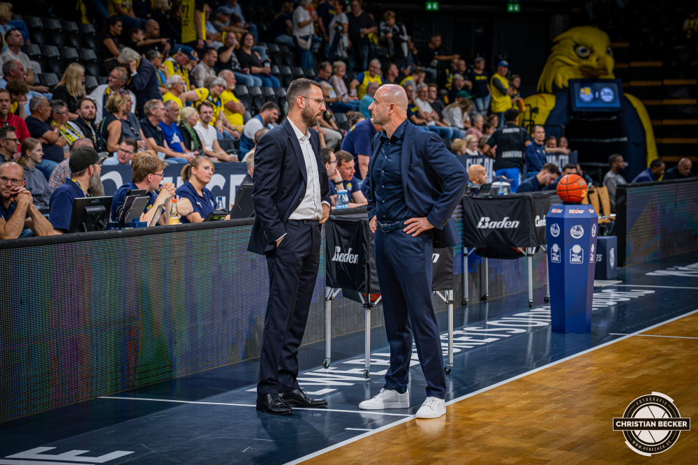 1. Basketball Bundesliga, easyCredit BBL, Saison 2026/2027, Herren, Hauptrunde, 3. Spieltag, 27.09.2026, EWE Baskets Oldenburg - Veolia Towers Hamburg
Benka Barloschky (Head-Coach - Veolia Towers Hamburg) im Gespr&auml;ch mit Milenko Bogicevic (Head-Coach - EWE Baskets Oldenburg)
Schlüsselwörter: 1. Bundesliga;27.09.2026;3. Spieltag;BBL;Basketball;Baskets;EWE;Hamburg;Hauptrunde;Liga;Oldenburg;RASTA Dome;Saison 2026/2027;Towers;Veolia;easycredit