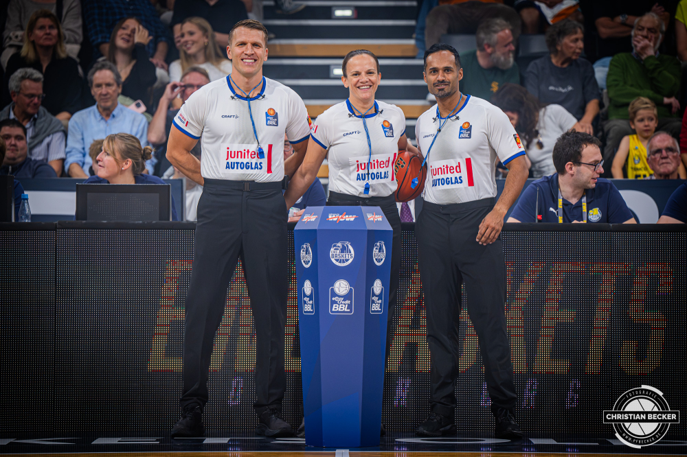 1. Basketball Bundesliga, easyCredit BBL, Saison 2026/2027, Herren, Hauptrunde, 3. Spieltag, 27.09.2026, EWE Baskets Oldenburg - Veolia Towers Hamburg
Kristaps Konstantinovs, Anne Panther und Radeesh Kattur (Schiedsrichter BBL) vor der Partie
Schlüsselwörter: 1. Bundesliga;27.09.2026;3. Spieltag;BBL;Basketball;Baskets;EWE;Hamburg;Hauptrunde;Liga;Oldenburg;RASTA Dome;Saison 2026/2027;Towers;Veolia;easycredit
