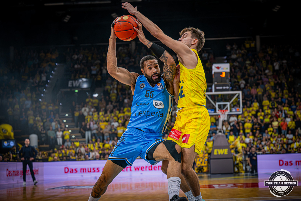 1. Basketball Bundesliga, easyCredit BBL, Saison 2026/2027, Herren, Hauptrunde, 3. Spieltag, 27.09.2026, EWE Baskets Oldenburg - Veolia Towers Hamburg
David Muenkat (#55 - Veolia Towers Hamburg) in Aktion gegen Zachary Ensminger (#3 - EWE Baskets Oldenburg)
Schlüsselwörter: 1. Bundesliga;27.09.2026;3. Spieltag;BBL;Basketball;Baskets;EWE;Hamburg;Hauptrunde;Liga;Oldenburg;RASTA Dome;Saison 2026/2027;Towers;Veolia;easycredit