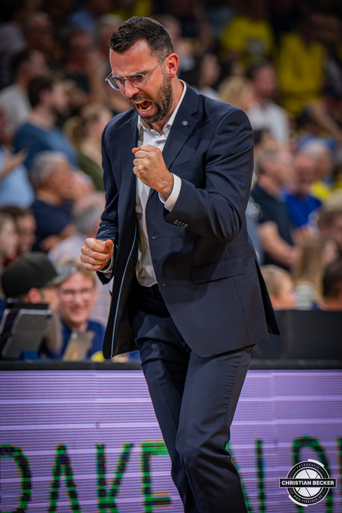 1. Basketball Bundesliga, easyCredit BBL, Saison 2026/2027, Herren, Hauptrunde, 3. Spieltag, 27.09.2026, EWE Baskets Oldenburg - Veolia Towers Hamburg
Benka Barloschky (Head-Coach - Veolia Towers Hamburg) zeigt Emotionen w&auml;hrend der Partie
Schlüsselwörter: 1. Bundesliga;27.09.2026;3. Spieltag;BBL;Basketball;Baskets;EWE;Hamburg;Hauptrunde;Liga;Oldenburg;RASTA Dome;Saison 2026/2027;Towers;Veolia;easycredit