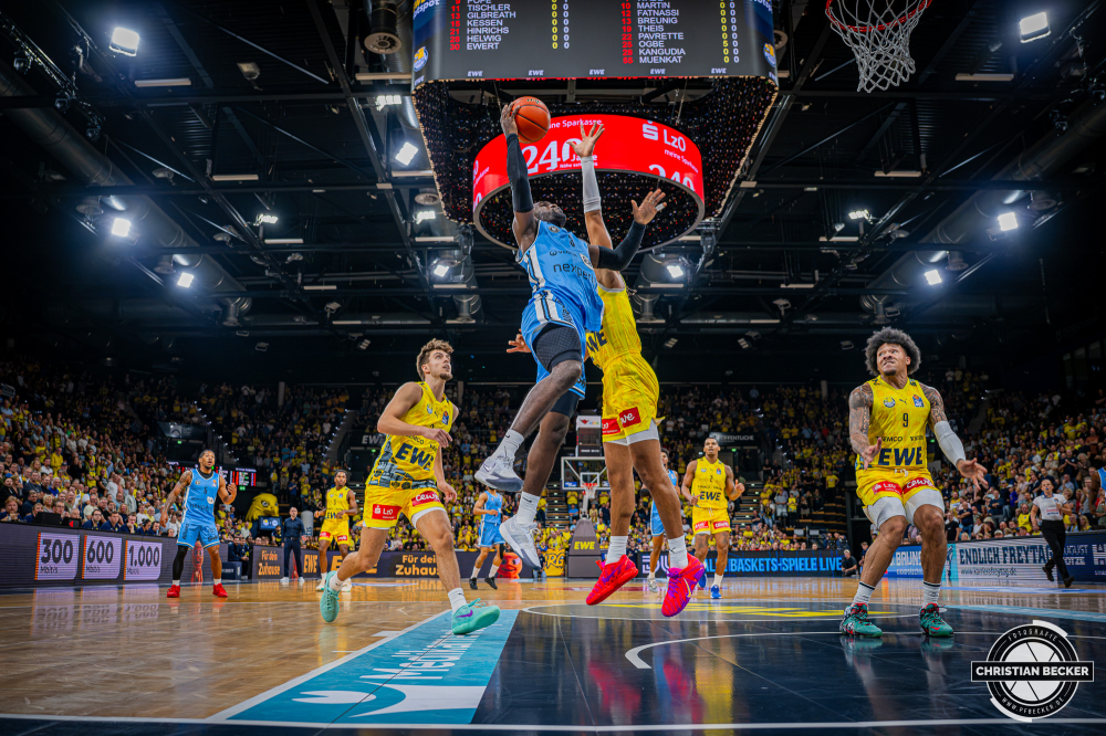 1. Basketball Bundesliga, easyCredit BBL, Saison 2026/2027, Herren, Hauptrunde, 3. Spieltag, 27.09.2026, EWE Baskets Oldenburg - Veolia Towers Hamburg
Osaro Rich Igbineweka (#3 - Veolia Towers Hamburg) beim Korbleger
Schlüsselwörter: 1. Bundesliga;27.09.2026;3. Spieltag;BBL;Basketball;Baskets;EWE;Hamburg;Hauptrunde;Liga;Oldenburg;RASTA Dome;Saison 2026/2027;Towers;Veolia;easycredit