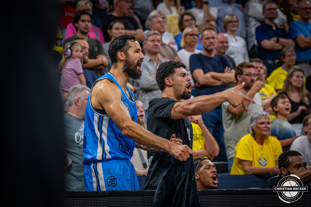 1. Basketball Bundesliga, easyCredit BBL, Saison 2026/2027, Herren, Hauptrunde, 3. Spieltag, 27.09.2026, EWE Baskets Oldenburg - Veolia Towers Hamburg
Martin Breunig (#13 - Veolia Towers Hamburg) und Jayden Fatnassi (#12 - Veolia Towers Hamburg) zeigen Emotionen w&auml;hrend der Partie
Schlüsselwörter: 1. Bundesliga;27.09.2026;3. Spieltag;BBL;Basketball;Baskets;EWE;Hamburg;Hauptrunde;Liga;Oldenburg;RASTA Dome;Saison 2026/2027;Towers;Veolia;easycredit