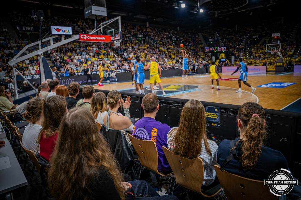 1. Basketball Bundesliga, easyCredit BBL, Saison 2026/2027, Herren, Hauptrunde, 3. Spieltag, 27.09.2026, EWE Baskets Oldenburg - Veolia Towers Hamburg
Die Fans der EWE Baskets Oldenburg w&auml;hrend der Partie
Schlüsselwörter: 1. Bundesliga;27.09.2026;3. Spieltag;BBL;Basketball;Baskets;EWE;Hamburg;Hauptrunde;Liga;Oldenburg;RASTA Dome;Saison 2026/2027;Towers;Veolia;easycredit