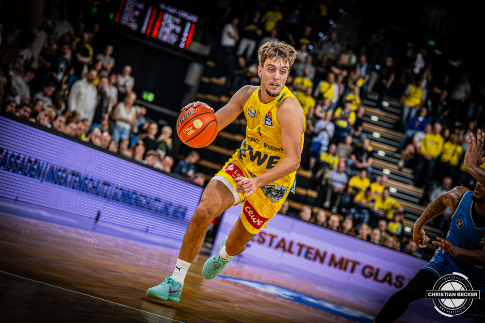 1. Basketball Bundesliga, easyCredit BBL, Saison 2026/2027, Herren, Hauptrunde, 3. Spieltag, 27.09.2026, EWE Baskets Oldenburg - Veolia Towers Hamburg
Zachary Ensminger (#3 - EWE Baskets Oldenburg) in Aktion
Schlüsselwörter: 1. Bundesliga;27.09.2026;3. Spieltag;BBL;Basketball;Baskets;EWE;Hamburg;Hauptrunde;Liga;Oldenburg;RASTA Dome;Saison 2026/2027;Towers;Veolia;easycredit