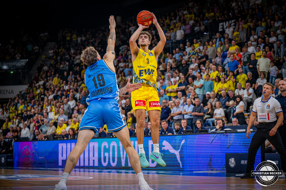 1. Basketball Bundesliga, easyCredit BBL, Saison 2026/2027, Herren, Hauptrunde, 3. Spieltag, 27.09.2026, EWE Baskets Oldenburg - Veolia Towers Hamburg
Zachary Ensminger (#3 - EWE Baskets Oldenburg) beim Jumpshot
Schlüsselwörter: 1. Bundesliga;27.09.2026;3. Spieltag;BBL;Basketball;Baskets;EWE;Hamburg;Hauptrunde;Liga;Oldenburg;RASTA Dome;Saison 2026/2027;Towers;Veolia;easycredit