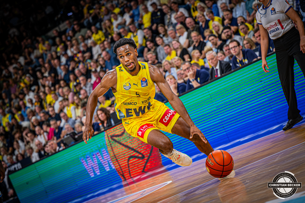 1. Basketball Bundesliga, easyCredit BBL, Saison 2026/2027, Herren, Hauptrunde, 3. Spieltag, 27.09.2026, EWE Baskets Oldenburg - Veolia Towers Hamburg
Jeremy Roach (#5 - EWE Baskets Oldenburg) in Aktion
Schlüsselwörter: 1. Bundesliga;27.09.2026;3. Spieltag;BBL;Basketball;Baskets;EWE;Hamburg;Hauptrunde;Liga;Oldenburg;RASTA Dome;Saison 2026/2027;Towers;Veolia;easycredit