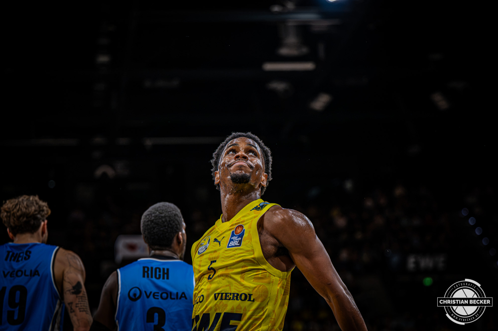 1. Basketball Bundesliga, easyCredit BBL, Saison 2026/2027, Herren, Hauptrunde, 3. Spieltag, 27.09.2026, EWE Baskets Oldenburg - Veolia Towers Hamburg
Jeremy Roach (#5 - EWE Baskets Oldenburg) w&auml;hrend der Partie
Schlüsselwörter: 1. Bundesliga;27.09.2026;3. Spieltag;BBL;Basketball;Baskets;EWE;Hamburg;Hauptrunde;Liga;Oldenburg;RASTA Dome;Saison 2026/2027;Towers;Veolia;easycredit