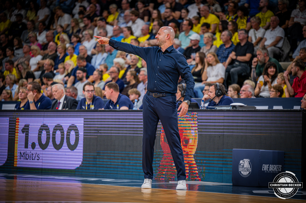 1. Basketball Bundesliga, easyCredit BBL, Saison 2026/2027, Herren, Hauptrunde, 3. Spieltag, 27.09.2026, EWE Baskets Oldenburg - Veolia Towers Hamburg
Milenko Bogicevic (Head-Coach - EWE Baskets Oldenburg) w&auml;hrend der Partie
Schlüsselwörter: 1. Bundesliga;27.09.2026;3. Spieltag;BBL;Basketball;Baskets;EWE;Hamburg;Hauptrunde;Liga;Oldenburg;RASTA Dome;Saison 2026/2027;Towers;Veolia;easycredit