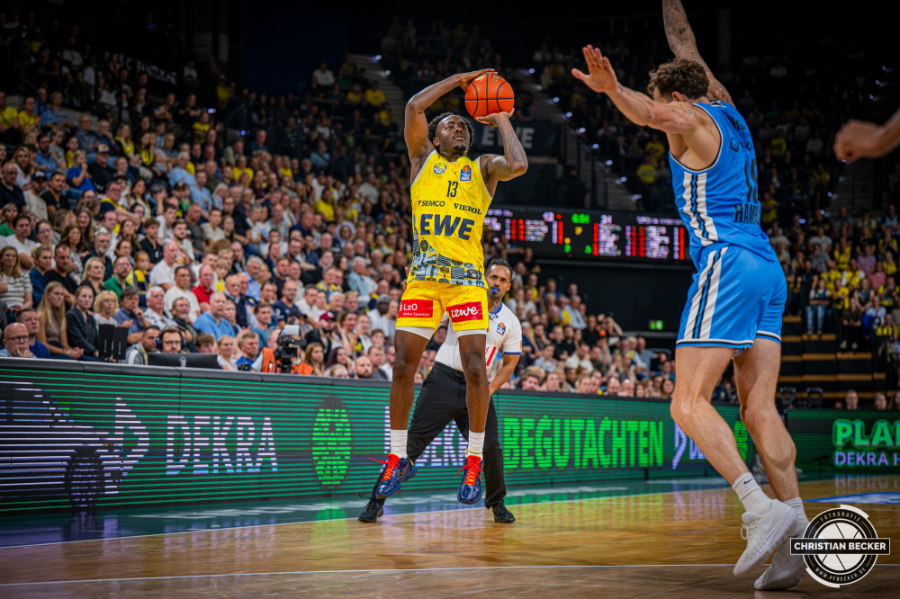 1. Basketball Bundesliga, easyCredit BBL, Saison 2026/2027, Herren, Hauptrunde, 3. Spieltag, 27.09.2026, EWE Baskets Oldenburg - Veolia Towers Hamburg
JaQualyn Gilnreath (#13 - EWE Baskets Oldenburg) beim Jumpshot
Schlüsselwörter: 1. Bundesliga;27.09.2026;3. Spieltag;BBL;Basketball;Baskets;EWE;Hamburg;Hauptrunde;Liga;Oldenburg;RASTA Dome;Saison 2026/2027;Towers;Veolia;easycredit
