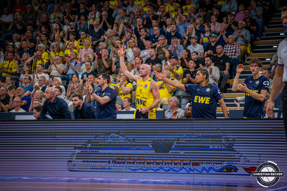 1. Basketball Bundesliga, easyCredit BBL, Saison 2026/2027, Herren, Hauptrunde, 3. Spieltag, 27.09.2026, EWE Baskets Oldenburg - Veolia Towers Hamburg
Das Team der EWE Baskets Oldenburg zeigt Emotionen w&auml;hrend der Partie
Schlüsselwörter: 1. Bundesliga;27.09.2026;3. Spieltag;BBL;Basketball;Baskets;EWE;Hamburg;Hauptrunde;Liga;Oldenburg;RASTA Dome;Saison 2026/2027;Towers;Veolia;easycredit