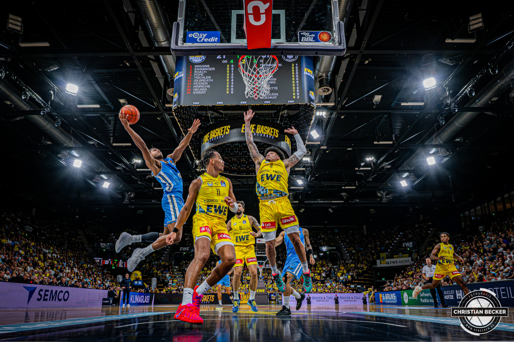 1. Basketball Bundesliga, easyCredit BBL, Saison 2026/2027, Herren, Hauptrunde, 3. Spieltag, 27.09.2026, EWE Baskets Oldenburg - Veolia Towers Hamburg
Kenneth Ogbe (#25 - Veolia Towers Hamburg) beim Korbleger
Schlüsselwörter: 1. Bundesliga;27.09.2026;3. Spieltag;BBL;Basketball;Baskets;EWE;Hamburg;Hauptrunde;Liga;Oldenburg;RASTA Dome;Saison 2026/2027;Towers;Veolia;easycredit