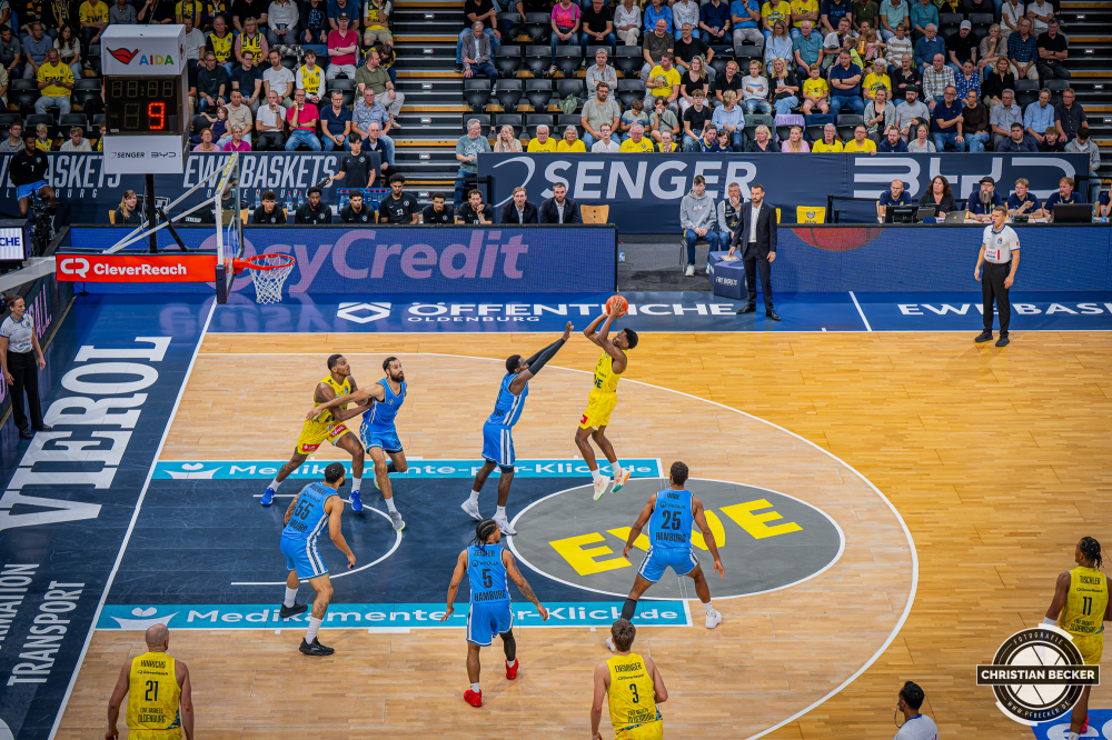 1. Basketball Bundesliga, easyCredit BBL, Saison 2026/2027, Herren, Hauptrunde, 3. Spieltag, 27.09.2026, EWE Baskets Oldenburg - Veolia Towers Hamburg
Jeremy Roach (#5 - EWE Baskets Oldenburg) beim Jumpshot
Schlüsselwörter: 1. Bundesliga;27.09.2026;3. Spieltag;BBL;Basketball;Baskets;EWE;Hamburg;Hauptrunde;Liga;Oldenburg;RASTA Dome;Saison 2026/2027;Towers;Veolia;easycredit