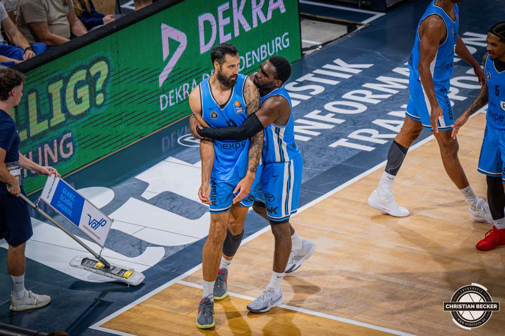 1. Basketball Bundesliga, easyCredit BBL, Saison 2026/2027, Herren, Hauptrunde, 3. Spieltag, 27.09.2026, EWE Baskets Oldenburg - Veolia Towers Hamburg
Martin Breunig (#13 - Veolia Towers Hamburg) und Osaro Rich Igbineweka (#3 - Veolia Towers Hamburg) w&auml;hrend der Partie
Schlüsselwörter: 1. Bundesliga;27.09.2026;3. Spieltag;BBL;Basketball;Baskets;EWE;Hamburg;Hauptrunde;Liga;Oldenburg;RASTA Dome;Saison 2026/2027;Towers;Veolia;easycredit