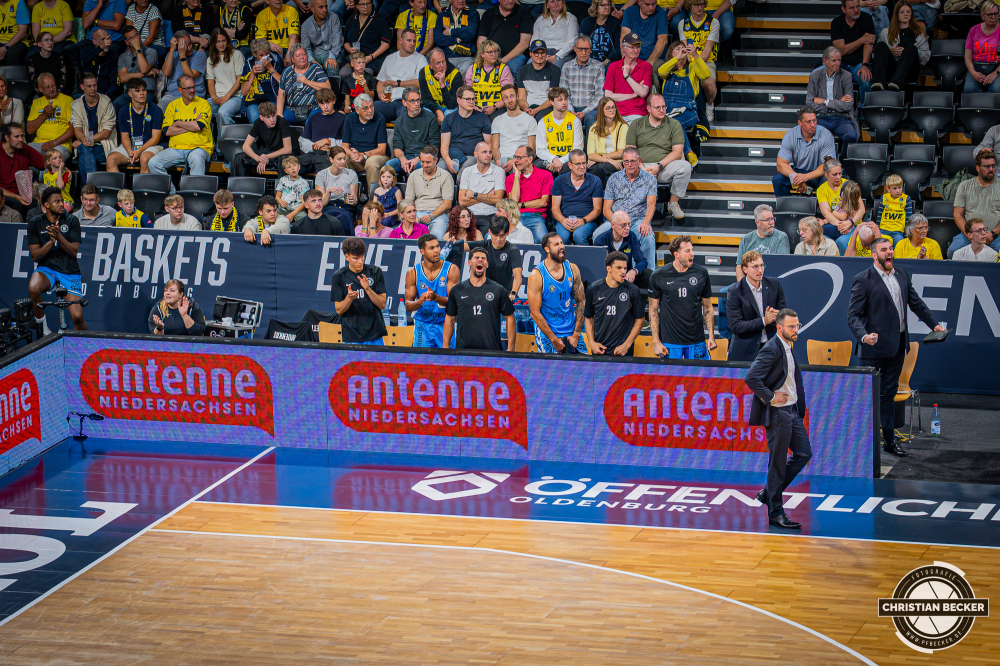 1. Basketball Bundesliga, easyCredit BBL, Saison 2026/2027, Herren, Hauptrunde, 3. Spieltag, 27.09.2026, EWE Baskets Oldenburg - Veolia Towers Hamburg
Das Team der Veolia Towers Hamburg zeigt Emotionen w&auml;hrend der Partie
Schlüsselwörter: 1. Bundesliga;27.09.2026;3. Spieltag;BBL;Basketball;Baskets;EWE;Hamburg;Hauptrunde;Liga;Oldenburg;RASTA Dome;Saison 2026/2027;Towers;Veolia;easycredit
