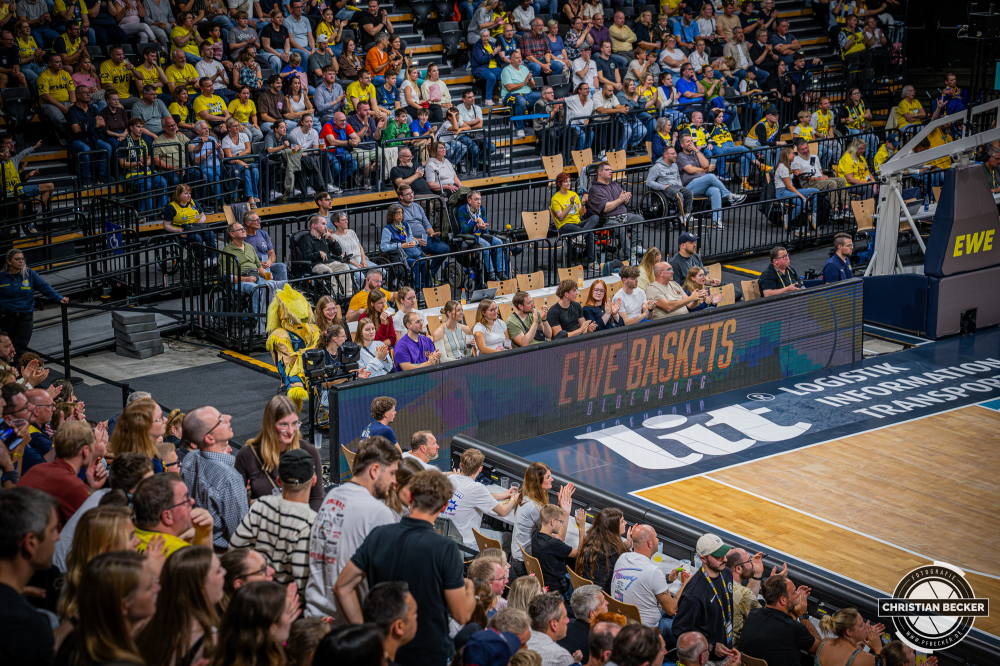 1. Basketball Bundesliga, easyCredit BBL, Saison 2026/2027, Herren, Hauptrunde, 3. Spieltag, 27.09.2026, EWE Baskets Oldenburg - Veolia Towers Hamburg
Die Fans der EWE Baskets Oldenburg w&auml;hrend der Partie
Schlüsselwörter: 1. Bundesliga;27.09.2026;3. Spieltag;BBL;Basketball;Baskets;EWE;Hamburg;Hauptrunde;Liga;Oldenburg;RASTA Dome;Saison 2026/2027;Towers;Veolia;easycredit