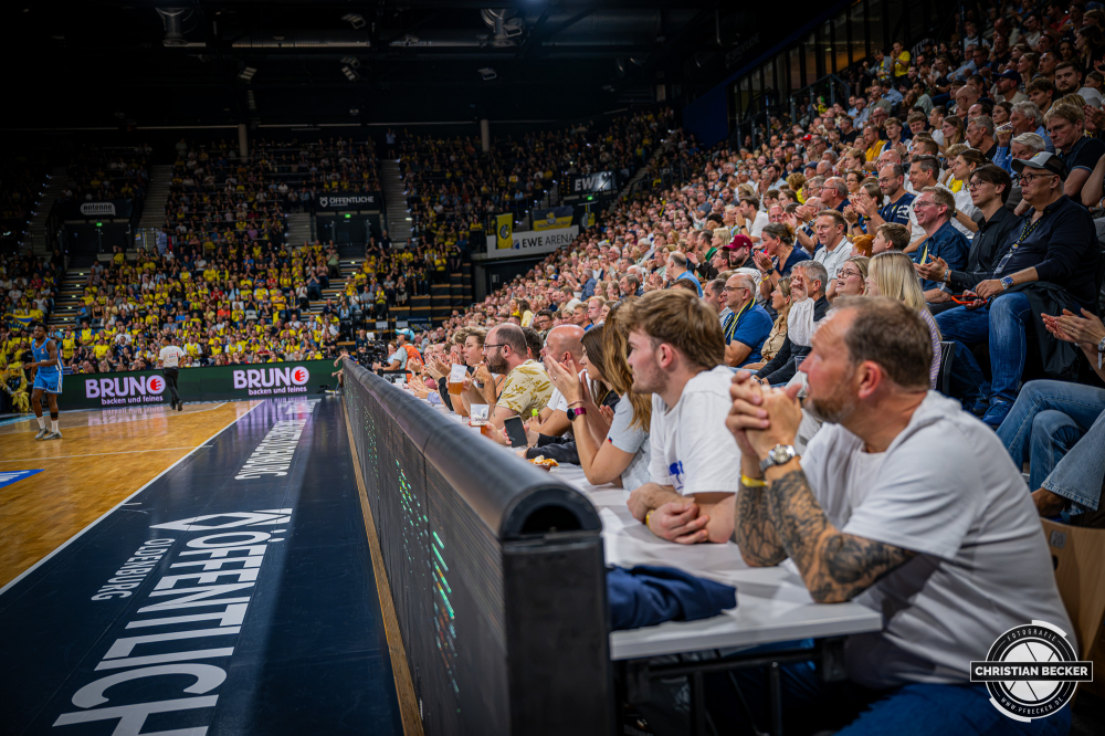 1. Basketball Bundesliga, easyCredit BBL, Saison 2026/2027, Herren, Hauptrunde, 3. Spieltag, 27.09.2026, EWE Baskets Oldenburg - Veolia Towers Hamburg
Die Fans der EWE Baskets Oldenburg w&auml;hrend der Partie
Schlüsselwörter: 1. Bundesliga;27.09.2026;3. Spieltag;BBL;Basketball;Baskets;EWE;Hamburg;Hauptrunde;Liga;Oldenburg;RASTA Dome;Saison 2026/2027;Towers;Veolia;easycredit