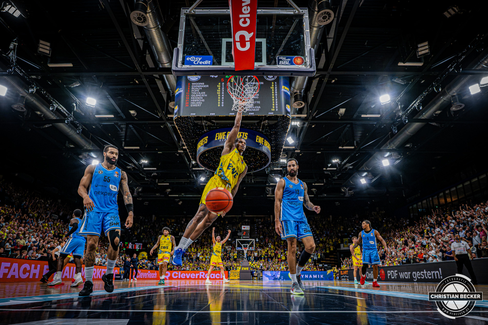 1. Basketball Bundesliga, easyCredit BBL, Saison 2026/2027, Herren, Hauptrunde, 3. Spieltag, 27.09.2026, EWE Baskets Oldenburg - Veolia Towers Hamburg
Demajeo Wiggins (#2 - EWE Baskets Oldenburg) beim Dunk
Schlüsselwörter: 1. Bundesliga;27.09.2026;3. Spieltag;BBL;Basketball;Baskets;EWE;Hamburg;Hauptrunde;Liga;Oldenburg;RASTA Dome;Saison 2026/2027;Towers;Veolia;easycredit