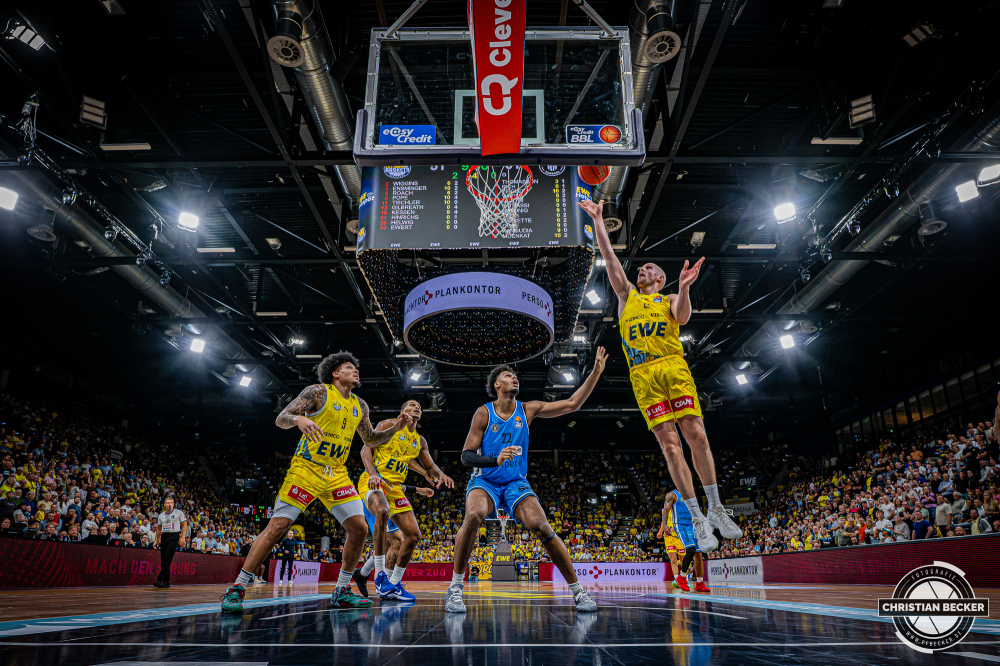1. Basketball Bundesliga, easyCredit BBL, Saison 2026/2027, Herren, Hauptrunde, 3. Spieltag, 27.09.2026, EWE Baskets Oldenburg - Veolia Towers Hamburg
Seth Hinrichs (#21 - EWE Baskets Oldenburg) beim Korbleger
Schlüsselwörter: 1. Bundesliga;27.09.2026;3. Spieltag;BBL;Basketball;Baskets;EWE;Hamburg;Hauptrunde;Liga;Oldenburg;RASTA Dome;Saison 2026/2027;Towers;Veolia;easycredit