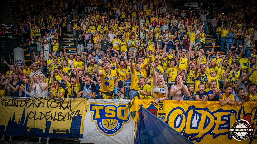1. Basketball Bundesliga, easyCredit BBL, Saison 2026/2027, Herren, Hauptrunde, 3. Spieltag, 27.09.2026, EWE Baskets Oldenburg - Veolia Towers Hamburg
Die Fans der EWE Baskets Oldenburg zeigen Emotionen w&auml;hrend der Partie
Schlüsselwörter: 1. Bundesliga;27.09.2026;3. Spieltag;BBL;Basketball;Baskets;EWE;Hamburg;Hauptrunde;Liga;Oldenburg;RASTA Dome;Saison 2026/2027;Towers;Veolia;easycredit