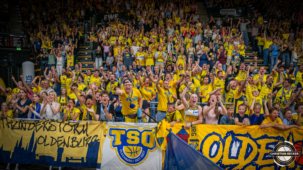 1. Basketball Bundesliga, easyCredit BBL, Saison 2026/2027, Herren, Hauptrunde, 3. Spieltag, 27.09.2026, EWE Baskets Oldenburg - Veolia Towers Hamburg
Die Fans der EWE Baskets Oldenburg zeigen Emotionen w&auml;hrend der Partie
Schlüsselwörter: 1. Bundesliga;27.09.2026;3. Spieltag;BBL;Basketball;Baskets;EWE;Hamburg;Hauptrunde;Liga;Oldenburg;RASTA Dome;Saison 2026/2027;Towers;Veolia;easycredit