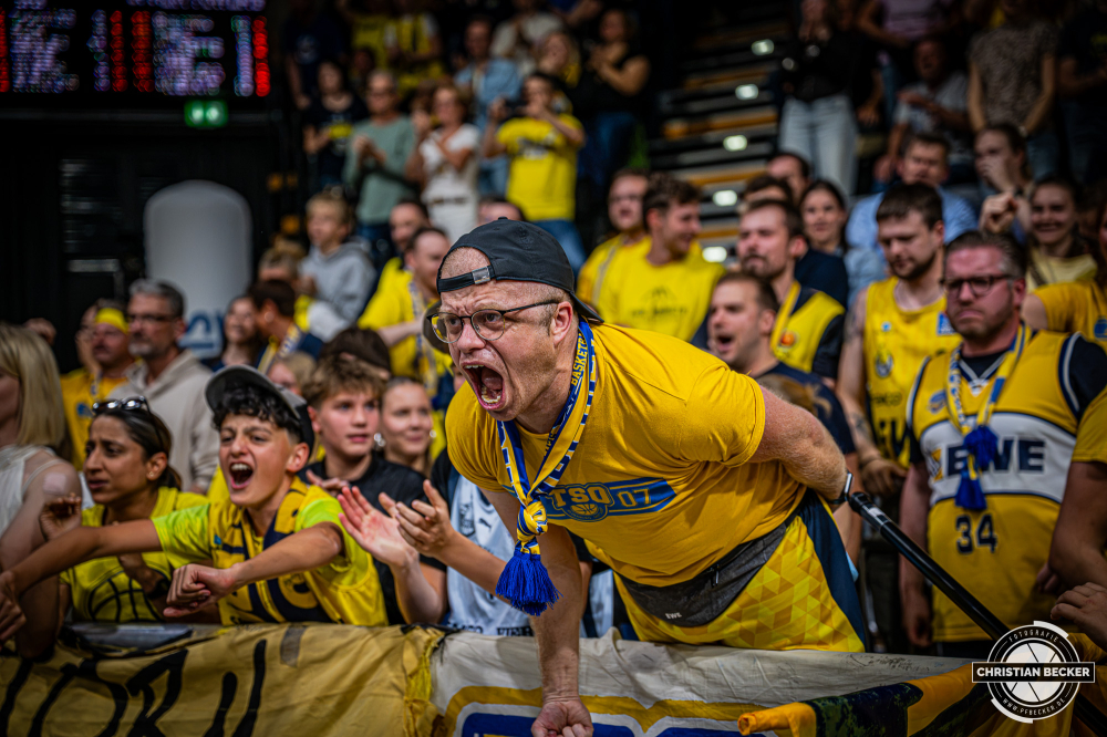 1. Basketball Bundesliga, easyCredit BBL, Saison 2026/2027, Herren, Hauptrunde, 3. Spieltag, 27.09.2026, EWE Baskets Oldenburg - Veolia Towers Hamburg
Die Fans der EWE Baskets Oldenburg zeigen Emotionen w&auml;hrend der Partie
Schlüsselwörter: 1. Bundesliga;27.09.2026;3. Spieltag;BBL;Basketball;Baskets;EWE;Hamburg;Hauptrunde;Liga;Oldenburg;RASTA Dome;Saison 2026/2027;Towers;Veolia;easycredit