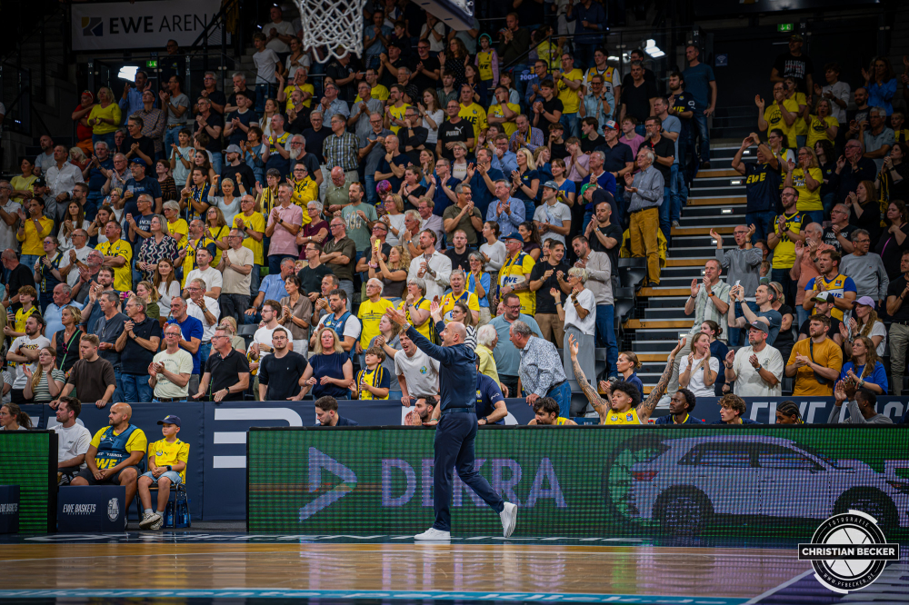1. Basketball Bundesliga, easyCredit BBL, Saison 2026/2027, Herren, Hauptrunde, 3. Spieltag, 27.09.2026, EWE Baskets Oldenburg - Veolia Towers Hamburg
Milenko Bogicevic (Head-Coach - EWE Baskets Oldenburg) w&auml;hrend der Partie
Schlüsselwörter: 1. Bundesliga;27.09.2026;3. Spieltag;BBL;Basketball;Baskets;EWE;Hamburg;Hauptrunde;Liga;Oldenburg;RASTA Dome;Saison 2026/2027;Towers;Veolia;easycredit