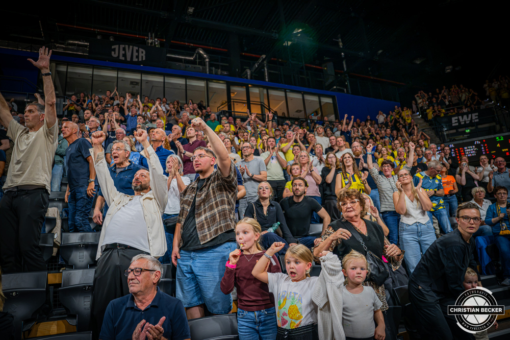 1. Basketball Bundesliga, easyCredit BBL, Saison 2026/2027, Herren, Hauptrunde, 3. Spieltag, 27.09.2026, EWE Baskets Oldenburg - Veolia Towers Hamburg
Die Fans der EWE Baskets Oldenburg zeigen Emotionen w&auml;hrend der Partie
Schlüsselwörter: 1. Bundesliga;27.09.2026;3. Spieltag;BBL;Basketball;Baskets;EWE;Hamburg;Hauptrunde;Liga;Oldenburg;RASTA Dome;Saison 2026/2027;Towers;Veolia;easycredit