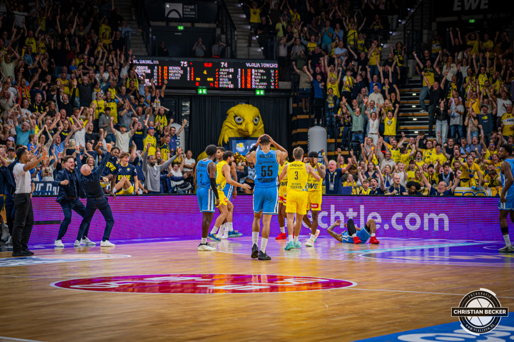 1. Basketball Bundesliga, easyCredit BBL, Saison 2026/2027, Herren, Hauptrunde, 3. Spieltag, 27.09.2026, EWE Baskets Oldenburg - Veolia Towers Hamburg
Das Team der EWE Baskets Oldenburg und deren Fans zeigen Emotionen nach der Partie
Schlüsselwörter: 1. Bundesliga;27.09.2026;3. Spieltag;BBL;Basketball;Baskets;EWE;Hamburg;Hauptrunde;Liga;Oldenburg;RASTA Dome;Saison 2026/2027;Towers;Veolia;easycredit