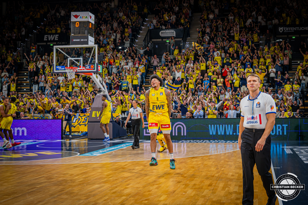 1. Basketball Bundesliga, easyCredit BBL, Saison 2026/2027, Herren, Hauptrunde, 3. Spieltag, 27.09.2026, EWE Baskets Oldenburg - Veolia Towers Hamburg
Tylan Pope (#9 - EWE Baskets Oldenburg) zeigt Emotionen nach der Partie
Schlüsselwörter: 1. Bundesliga;27.09.2026;3. Spieltag;BBL;Basketball;Baskets;EWE;Hamburg;Hauptrunde;Liga;Oldenburg;RASTA Dome;Saison 2026/2027;Towers;Veolia;easycredit