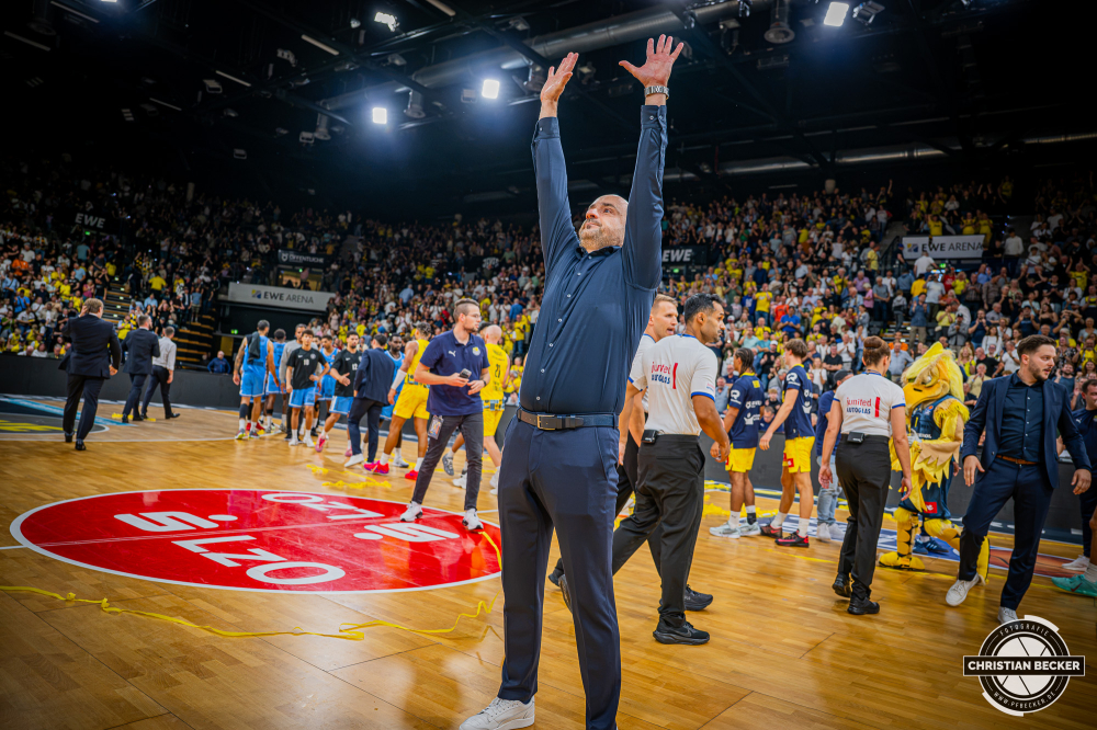 1. Basketball Bundesliga, easyCredit BBL, Saison 2026/2027, Herren, Hauptrunde, 3. Spieltag, 27.09.2026, EWE Baskets Oldenburg - Veolia Towers Hamburg
Milenko Bogicevic (Head-Coach - EWE Baskets Oldenburg) zeigt Emotionen nach der Partie
Schlüsselwörter: 1. Bundesliga;27.09.2026;3. Spieltag;BBL;Basketball;Baskets;EWE;Hamburg;Hauptrunde;Liga;Oldenburg;RASTA Dome;Saison 2026/2027;Towers;Veolia;easycredit