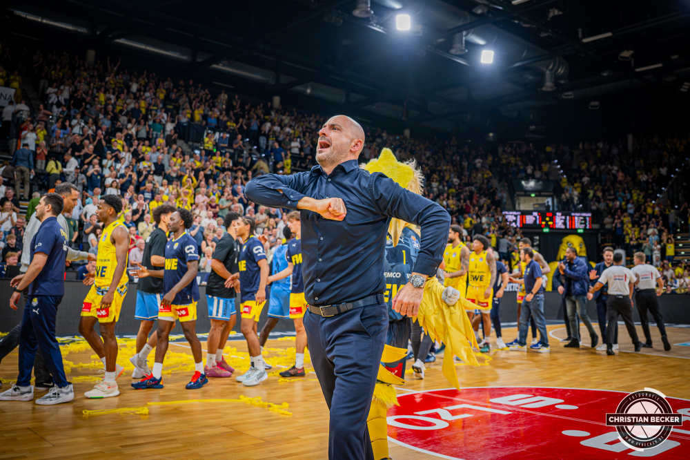 1. Basketball Bundesliga, easyCredit BBL, Saison 2026/2027, Herren, Hauptrunde, 3. Spieltag, 27.09.2026, EWE Baskets Oldenburg - Veolia Towers Hamburg
Milenko Bogicevic (Head-Coach - EWE Baskets Oldenburg) zeigt Emotionen nach der Partie
Schlüsselwörter: 1. Bundesliga;27.09.2026;3. Spieltag;BBL;Basketball;Baskets;EWE;Hamburg;Hauptrunde;Liga;Oldenburg;RASTA Dome;Saison 2026/2027;Towers;Veolia;easycredit