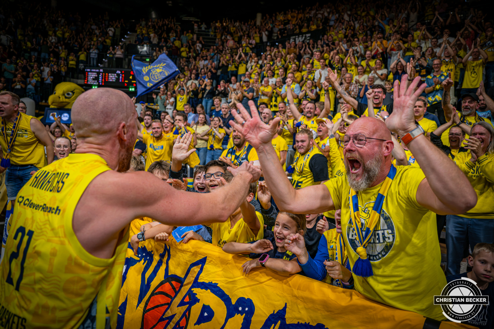 1. Basketball Bundesliga, easyCredit BBL, Saison 2026/2027, Herren, Hauptrunde, 3. Spieltag, 27.09.2026, EWE Baskets Oldenburg - Veolia Towers Hamburg
Die Fans der EWE Baskets Oldenburg zeigen Emotionen nach der Partie
Schlüsselwörter: 1. Bundesliga;27.09.2026;3. Spieltag;BBL;Basketball;Baskets;EWE;Hamburg;Hauptrunde;Liga;Oldenburg;RASTA Dome;Saison 2026/2027;Towers;Veolia;easycredit