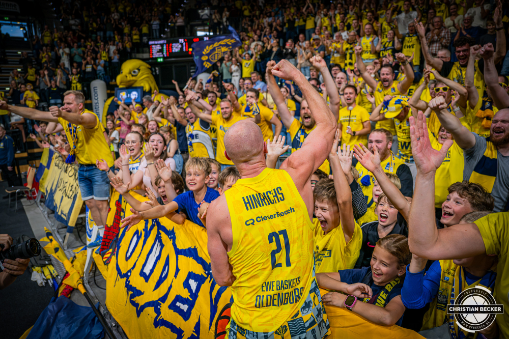 1. Basketball Bundesliga, easyCredit BBL, Saison 2026/2027, Herren, Hauptrunde, 3. Spieltag, 27.09.2026, EWE Baskets Oldenburg - Veolia Towers Hamburg
Seth Hinrichs (#21 - EWE Baskets Oldenburg) und die Fans der EWE Baskets Oldenburg zeigen Emotionen nach der Partie
Schlüsselwörter: 1. Bundesliga;27.09.2026;3. Spieltag;BBL;Basketball;Baskets;EWE;Hamburg;Hauptrunde;Liga;Oldenburg;RASTA Dome;Saison 2026/2027;Towers;Veolia;easycredit