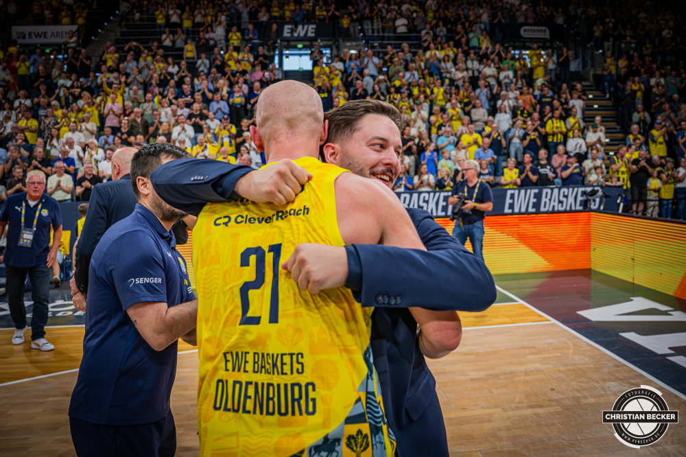 1. Basketball Bundesliga, easyCredit BBL, Saison 2026/2027, Herren, Hauptrunde, 3. Spieltag, 27.09.2026, EWE Baskets Oldenburg - Veolia Towers Hamburg
Franjo Borchers (Assistent Coach - EWE Baskets Oldenburg) nach der Partie
Schlüsselwörter: 1. Bundesliga;27.09.2026;3. Spieltag;BBL;Basketball;Baskets;EWE;Hamburg;Hauptrunde;Liga;Oldenburg;RASTA Dome;Saison 2026/2027;Towers;Veolia;easycredit