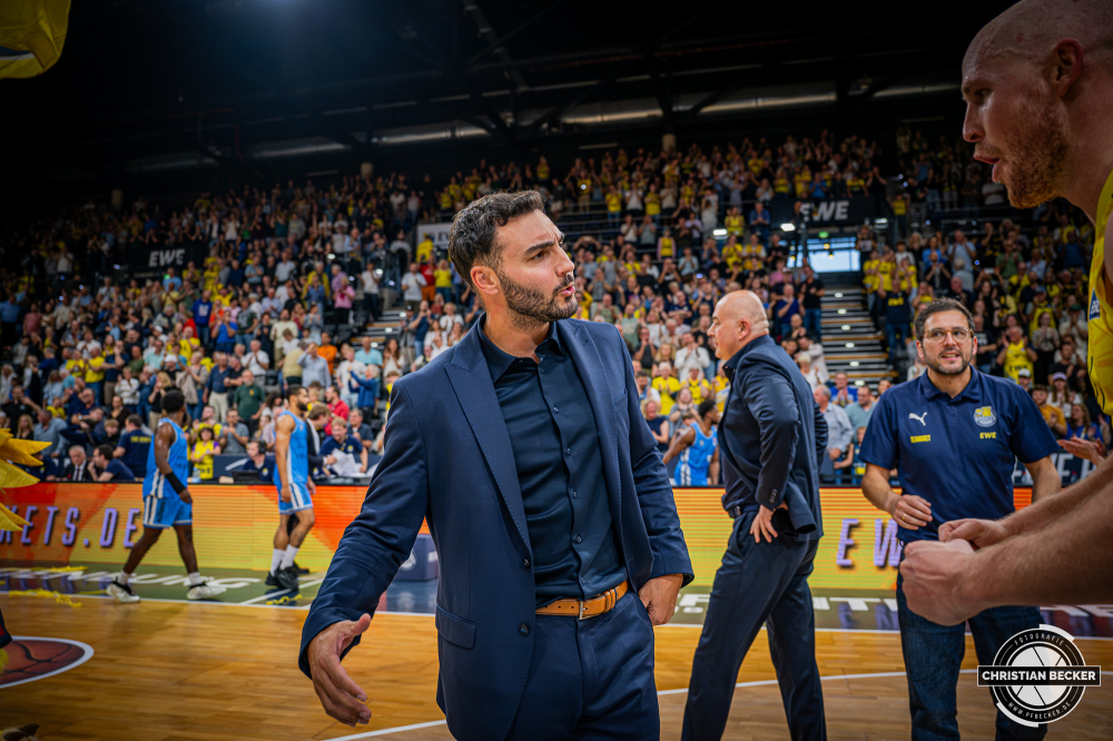 1. Basketball Bundesliga, easyCredit BBL, Saison 2026/2027, Herren, Hauptrunde, 3. Spieltag, 27.09.2026, EWE Baskets Oldenburg - Veolia Towers Hamburg
Maximilian DiLeo (Assistent Coach - EWE Baskets Oldenburg) nach der Partie
Schlüsselwörter: 1. Bundesliga;27.09.2026;3. Spieltag;BBL;Basketball;Baskets;EWE;Hamburg;Hauptrunde;Liga;Oldenburg;RASTA Dome;Saison 2026/2027;Towers;Veolia;easycredit