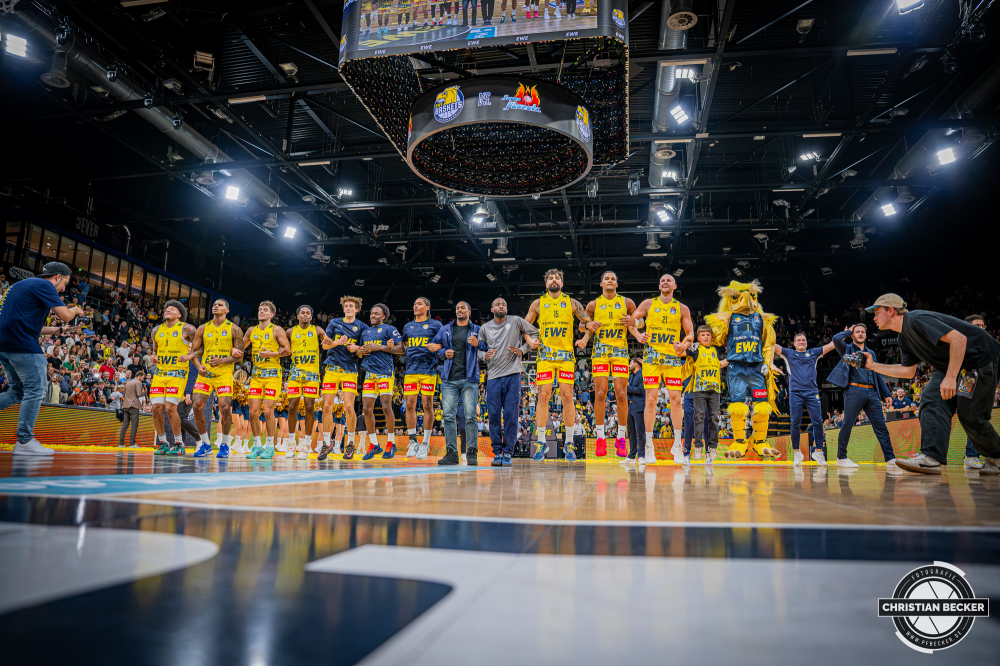 1. Basketball Bundesliga, easyCredit BBL, Saison 2026/2027, Herren, Hauptrunde, 3. Spieltag, 27.09.2026, EWE Baskets Oldenburg - Veolia Towers Hamburg
Das Team der EWE Baskets Oldenburg nach der Partie
Schlüsselwörter: 1. Bundesliga;27.09.2026;3. Spieltag;BBL;Basketball;Baskets;EWE;Hamburg;Hauptrunde;Liga;Oldenburg;RASTA Dome;Saison 2026/2027;Towers;Veolia;easycredit
