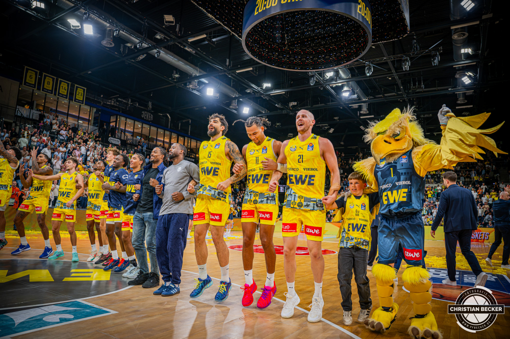 1. Basketball Bundesliga, easyCredit BBL, Saison 2026/2027, Herren, Hauptrunde, 3. Spieltag, 27.09.2026, EWE Baskets Oldenburg - Veolia Towers Hamburg
Das Team der EWE Baskets Oldenburg nach der Partie
Schlüsselwörter: 1. Bundesliga;27.09.2026;3. Spieltag;BBL;Basketball;Baskets;EWE;Hamburg;Hauptrunde;Liga;Oldenburg;RASTA Dome;Saison 2026/2027;Towers;Veolia;easycredit