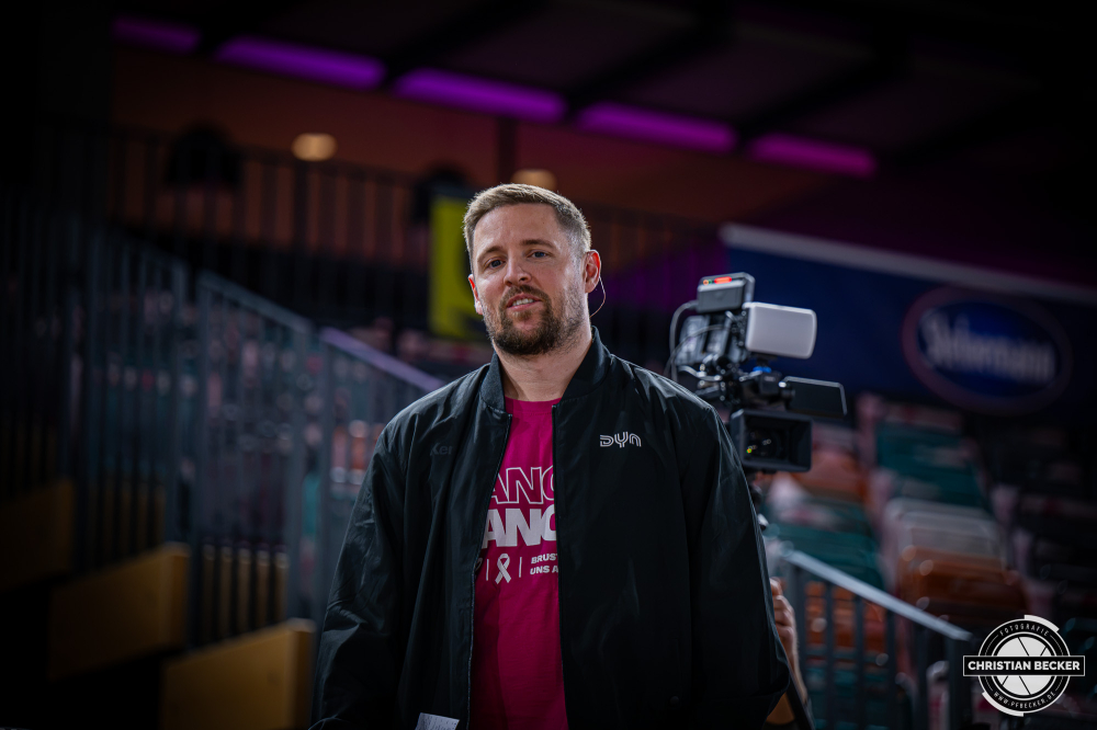 1. Basketball Bundesliga, easyCredit BBL, Saison 2026/2027, Herren, Hauptrunde, 4. Spieltag, 05.10.2026, RASTA Vechta - Basketball L&ouml;wen Braunschweig
Sebastian Meichsner (Moderator DYN Media) vor der Partie
Schlüsselwörter: 05.10.2026;1. Bundesliga;4. Spieltag;BBL;Basketball;Braunschweig;Hauptrunde;Liga;L&ouml;wen;RASTA;RASTA Dome;Saison 2026/2027;Vechta;easycredit