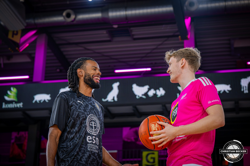 1. Basketball Bundesliga, easyCredit BBL, Saison 2026/2027, Herren, Hauptrunde, 4. Spieltag, 05.10.2026, RASTA Vechta - Basketball L&ouml;wen Braunschweig
Chip Flanigan (#30 - Basketball L&ouml;wen Braunschweig) und Peter Hemschemeier (#7 - RASTA Vechta) vor der Partie
Schlüsselwörter: 05.10.2026;1. Bundesliga;4. Spieltag;BBL;Basketball;Braunschweig;Hauptrunde;Liga;L&ouml;wen;RASTA;RASTA Dome;Saison 2026/2027;Vechta;easycredit