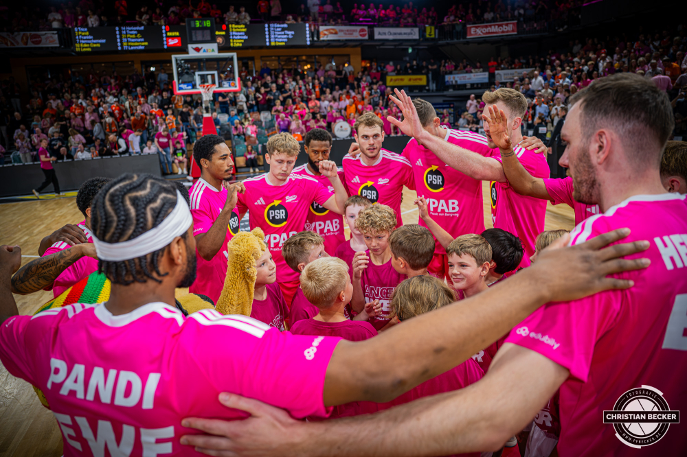 1. Basketball Bundesliga, easyCredit BBL, Saison 2026/2027, Herren, Hauptrunde, 4. Spieltag, 05.10.2026, RASTA Vechta - Basketball L&ouml;wen Braunschweig
Das Team von RASTA Vechta und die Einlaufkinder vor der Partie
Schlüsselwörter: 05.10.2026;1. Bundesliga;4. Spieltag;BBL;Basketball;Braunschweig;Hauptrunde;Liga;L&ouml;wen;RASTA;RASTA Dome;Saison 2026/2027;Vechta;easycredit