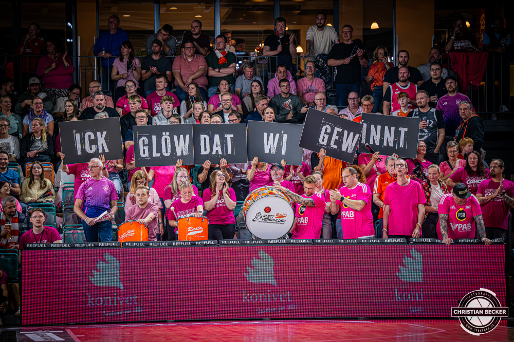 1. Basketball Bundesliga, easyCredit BBL, Saison 2026/2027, Herren, Hauptrunde, 4. Spieltag, 05.10.2026, RASTA Vechta - Basketball L&ouml;wen Braunschweig
Klettverschluss (Fanclub - RASTA Vechta) vor der Partie
Schlüsselwörter: 05.10.2026;1. Bundesliga;4. Spieltag;BBL;Basketball;Braunschweig;Hauptrunde;Liga;L&ouml;wen;RASTA;RASTA Dome;Saison 2026/2027;Vechta;easycredit