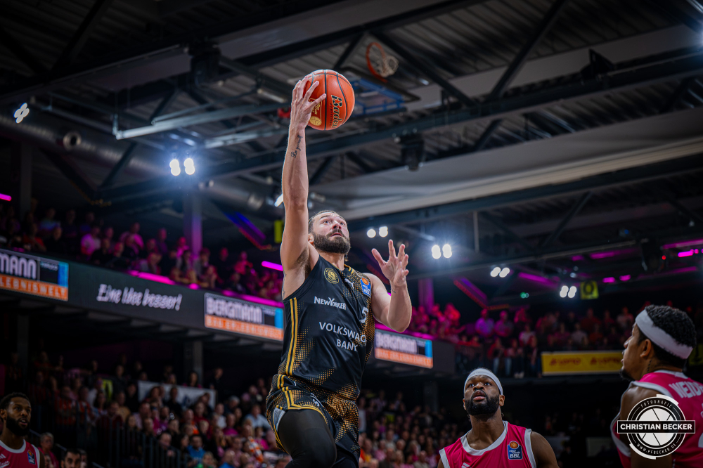 1. Basketball Bundesliga, easyCredit BBL, Saison 2026/2027, Herren, Hauptrunde, 4. Spieltag, 05.10.2026, RASTA Vechta - Basketball L&ouml;wen Braunschweig
Devin Askew (#5 - Basketball L&ouml;wen Braunschweig) beim Korbleger
Schlüsselwörter: 05.10.2026;1. Bundesliga;4. Spieltag;BBL;Basketball;Braunschweig;Hauptrunde;Liga;L&ouml;wen;RASTA;RASTA Dome;Saison 2026/2027;Vechta;easycredit
