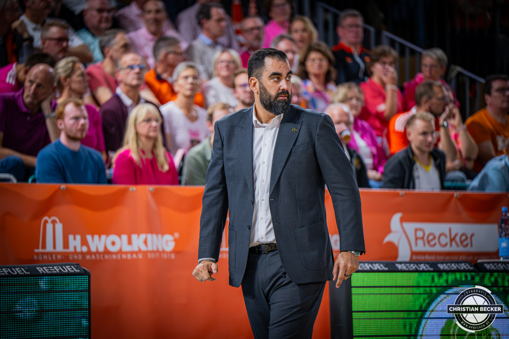 1. Basketball Bundesliga, easyCredit BBL, Saison 2026/2027, Herren, Hauptrunde, 4. Spieltag, 05.10.2026, RASTA Vechta - Basketball L&ouml;wen Braunschweig
Ramon Diaz Sanchez (Head-Coach - Basketball L&ouml;wen Braunschweig) w&auml;hrend der Partie
Schlüsselwörter: 05.10.2026;1. Bundesliga;4. Spieltag;BBL;Basketball;Braunschweig;Hauptrunde;Liga;L&ouml;wen;RASTA;RASTA Dome;Saison 2026/2027;Vechta;easycredit