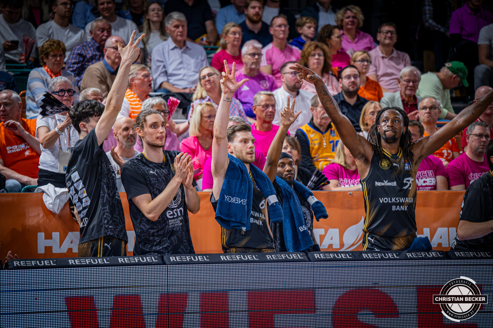 1. Basketball Bundesliga, easyCredit BBL, Saison 2026/2027, Herren, Hauptrunde, 4. Spieltag, 05.10.2026, RASTA Vechta - Basketball L&ouml;wen Braunschweig
Das Team der Basketball L&ouml;wen Braunschweig zeigt Emotionen w&auml;hrend der Partie
Schlüsselwörter: 05.10.2026;1. Bundesliga;4. Spieltag;BBL;Basketball;Braunschweig;Hauptrunde;Liga;L&ouml;wen;RASTA;RASTA Dome;Saison 2026/2027;Vechta;easycredit
