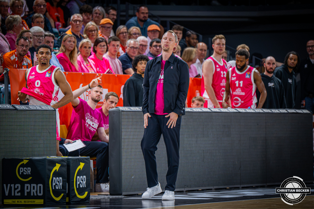 1. Basketball Bundesliga, easyCredit BBL, Saison 2026/2027, Herren, Hauptrunde, 4. Spieltag, 05.10.2026, RASTA Vechta - Basketball L&ouml;wen Braunschweig
Christian Held (Head-Coach - RASTA Vechta) w&auml;hrend der Partie
Schlüsselwörter: 05.10.2026;1. Bundesliga;4. Spieltag;BBL;Basketball;Braunschweig;Hauptrunde;Liga;L&ouml;wen;RASTA;RASTA Dome;Saison 2026/2027;Vechta;easycredit