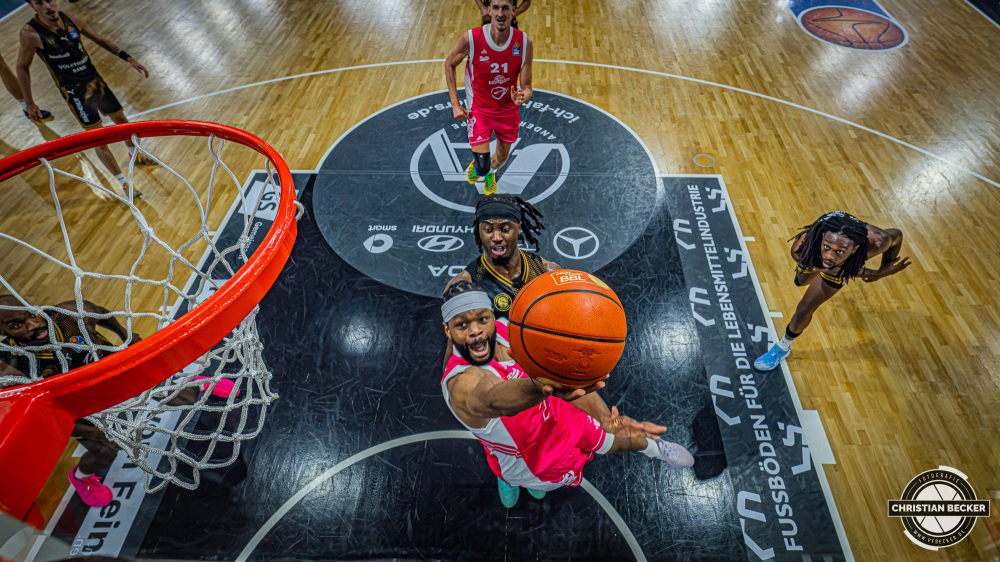1. Basketball Bundesliga, easyCredit BBL, Saison 2026/2027, Herren, Hauptrunde, 4. Spieltag, 05.10.2026, RASTA Vechta - Basketball L&ouml;wen Braunschweig
Llyod Pandy (#2 - RASTA Vechta) beim Korbleger
Schlüsselwörter: 05.10.2026;1. Bundesliga;4. Spieltag;BBL;Basketball;Braunschweig;Hauptrunde;Liga;L&ouml;wen;RASTA;RASTA Dome;Saison 2026/2027;Vechta;easycredit