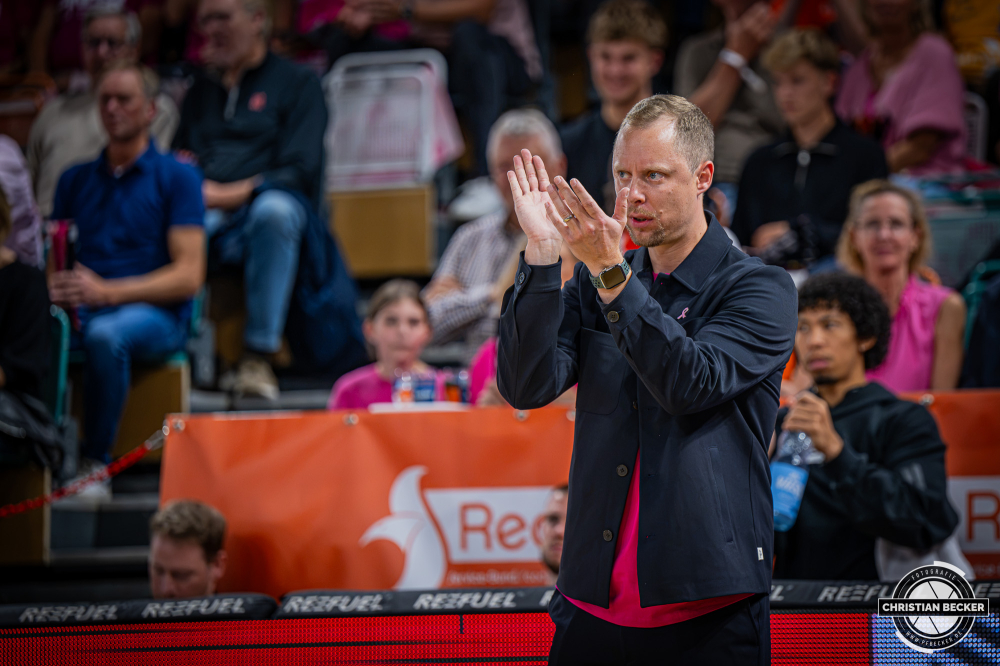 1. Basketball Bundesliga, easyCredit BBL, Saison 2026/2027, Herren, Hauptrunde, 4. Spieltag, 05.10.2026, RASTA Vechta - Basketball L&ouml;wen Braunschweig
Christian Held (Head-Coach - RASTA Vechta) w&auml;hrend der Partie
Schlüsselwörter: 05.10.2026;1. Bundesliga;4. Spieltag;BBL;Basketball;Braunschweig;Hauptrunde;Liga;L&ouml;wen;RASTA;RASTA Dome;Saison 2026/2027;Vechta;easycredit