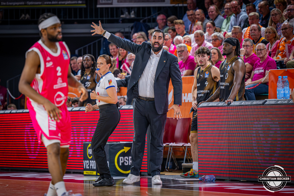 1. Basketball Bundesliga, easyCredit BBL, Saison 2026/2027, Herren, Hauptrunde, 4. Spieltag, 05.10.2026, RASTA Vechta - Basketball L&ouml;wen Braunschweig
Ramon Diaz Sanchez (Head-Coach - Basketball L&ouml;wen Braunschweig) w&auml;hrend der Partie
Schlüsselwörter: 05.10.2026;1. Bundesliga;4. Spieltag;BBL;Basketball;Braunschweig;Hauptrunde;Liga;L&ouml;wen;RASTA;RASTA Dome;Saison 2026/2027;Vechta;easycredit