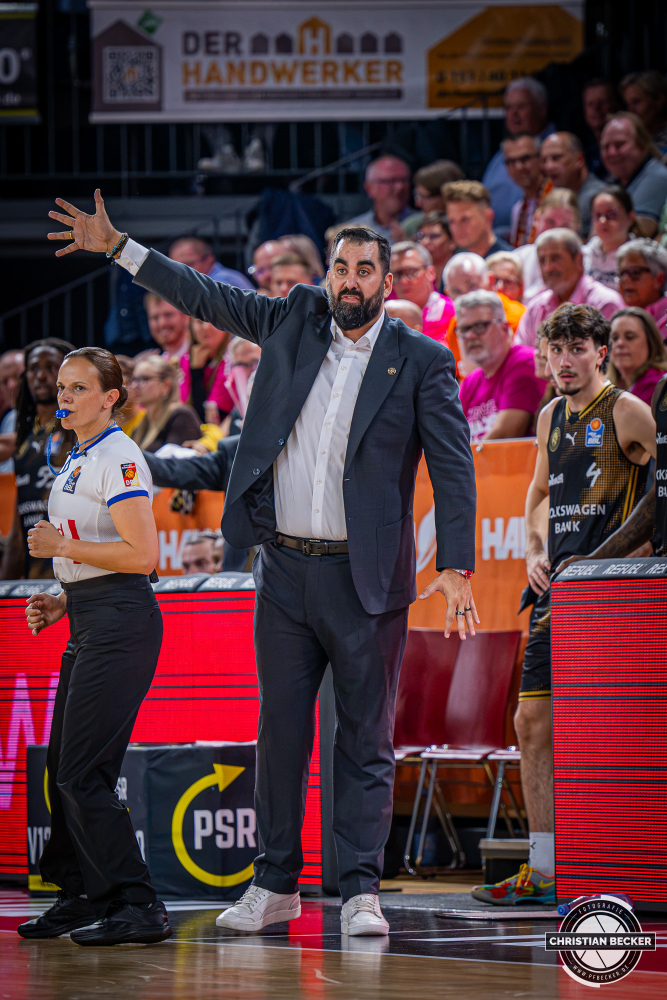 1. Basketball Bundesliga, easyCredit BBL, Saison 2026/2027, Herren, Hauptrunde, 4. Spieltag, 05.10.2026, RASTA Vechta - Basketball L&ouml;wen Braunschweig
Ramon Diaz Sanchez (Head-Coach - Basketball L&ouml;wen Braunschweig) w&auml;hrend der Partie
Schlüsselwörter: 05.10.2026;1. Bundesliga;4. Spieltag;BBL;Basketball;Braunschweig;Hauptrunde;Liga;L&ouml;wen;RASTA;RASTA Dome;Saison 2026/2027;Vechta;easycredit